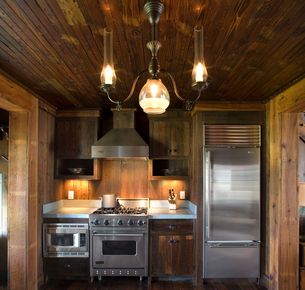 アトランタにある低価格のカントリー風のおしゃれなキッチン (エプロンフロントシンク、中間色木目調キャビネット、シルバーの調理設備) の写真