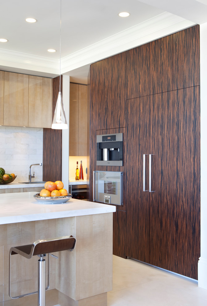 Foto di una cucina minimal con ante lisce, ante in legno bruno e elettrodomestici da incasso