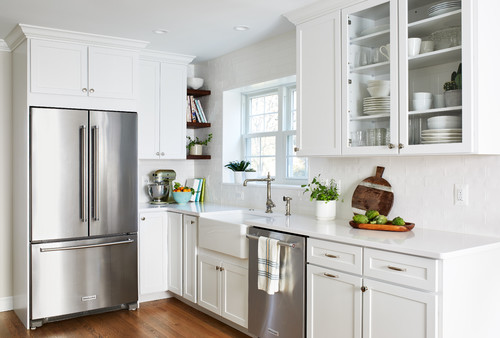 Premium RTA cabinets Canada – white shaker kitchen cabinets with glass doors, quartz countertops, white subway tiles, farmhouse sink and modern stainless steel appliances.