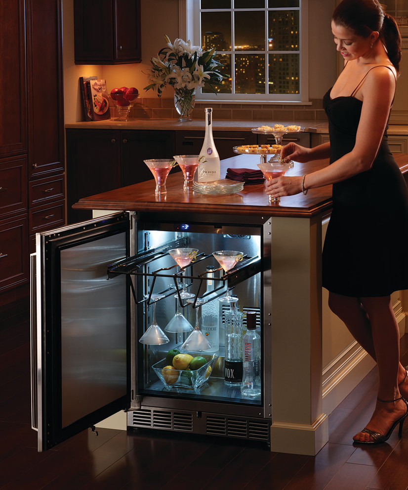 Inspiration for a kitchen in Milwaukee with stainless steel appliances.