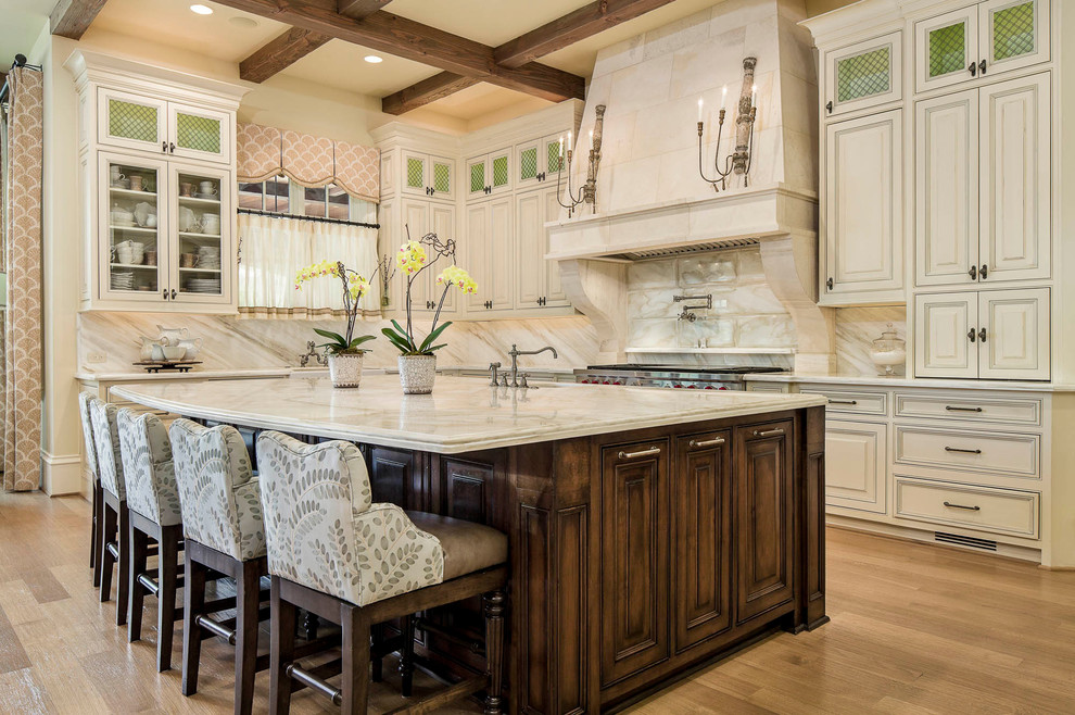 Exempel på ett klassiskt kök med öppen planlösning, med vita skåp, marmorbänkskiva, vitt stänkskydd, rostfria vitvaror och stänkskydd i marmor
