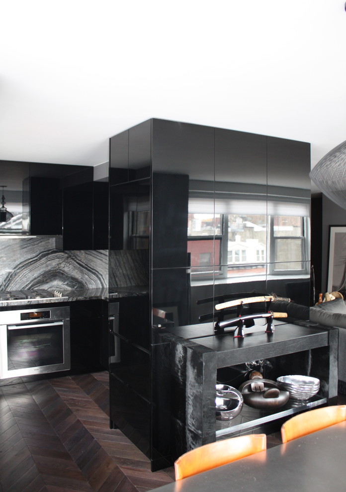 Пример оригинального дизайна: кухня среднего размера в современном стиле с обеденным столом, плоскими фасадами, черными фасадами, серым фартуком, фартуком из каменной плиты и темным паркетным полом