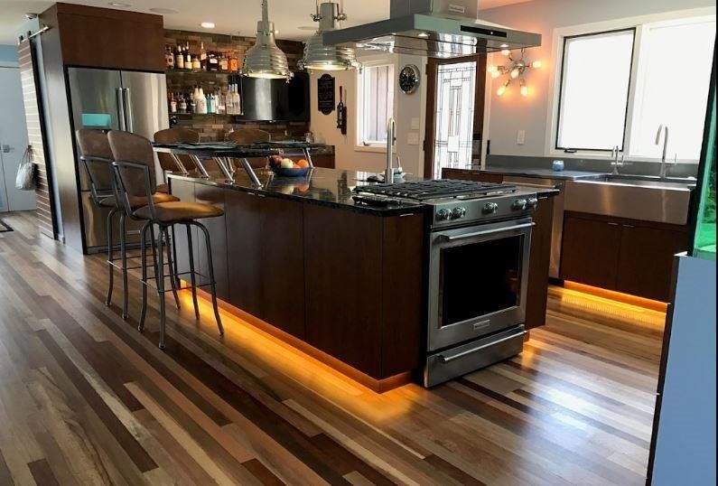 Trendy medium tone wood floor kitchen photo in Bridgeport with an island