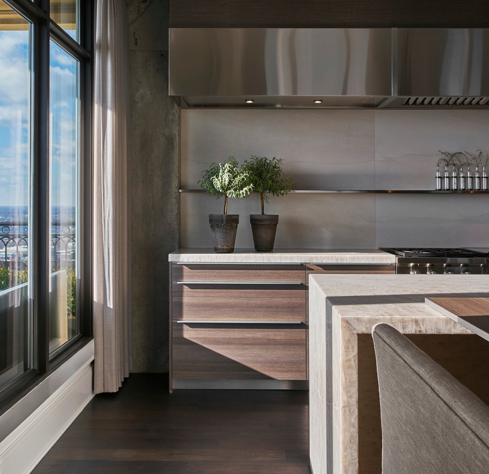 Moderne Wohnküche mit dunklem Holzboden und Kücheninsel in Chicago