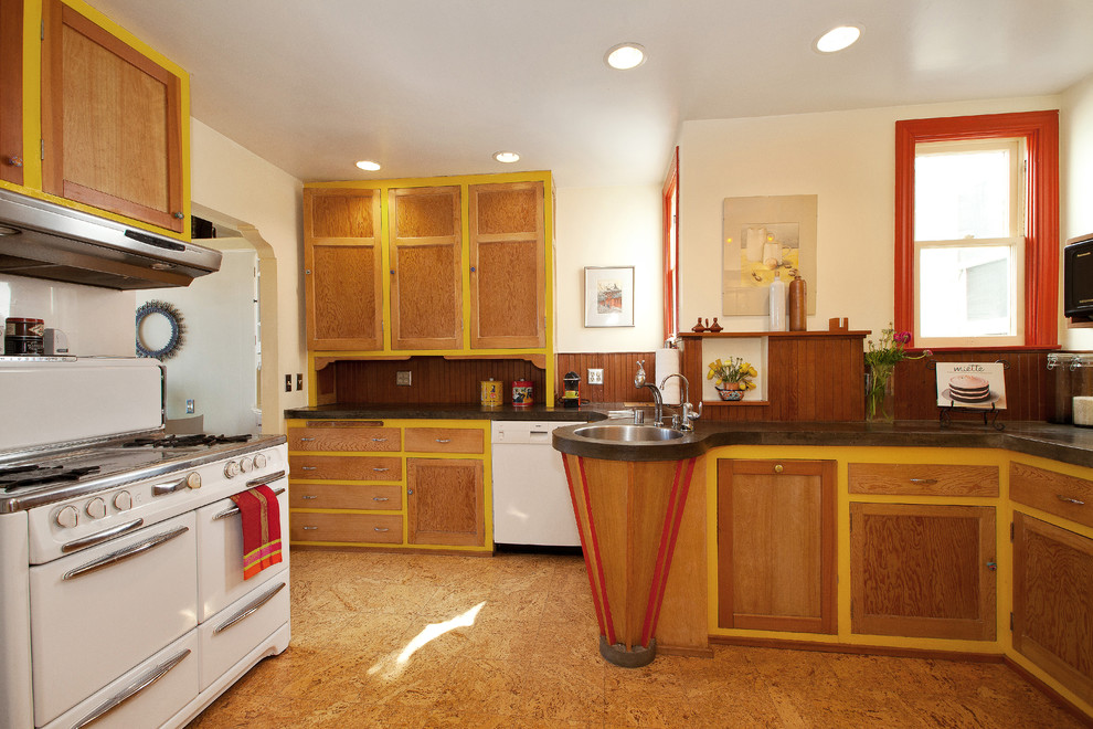 サンフランシスコにあるコンテンポラリースタイルのおしゃれな独立型キッチン (白い調理設備、落し込みパネル扉のキャビネット、中間色木目調キャビネット) の写真