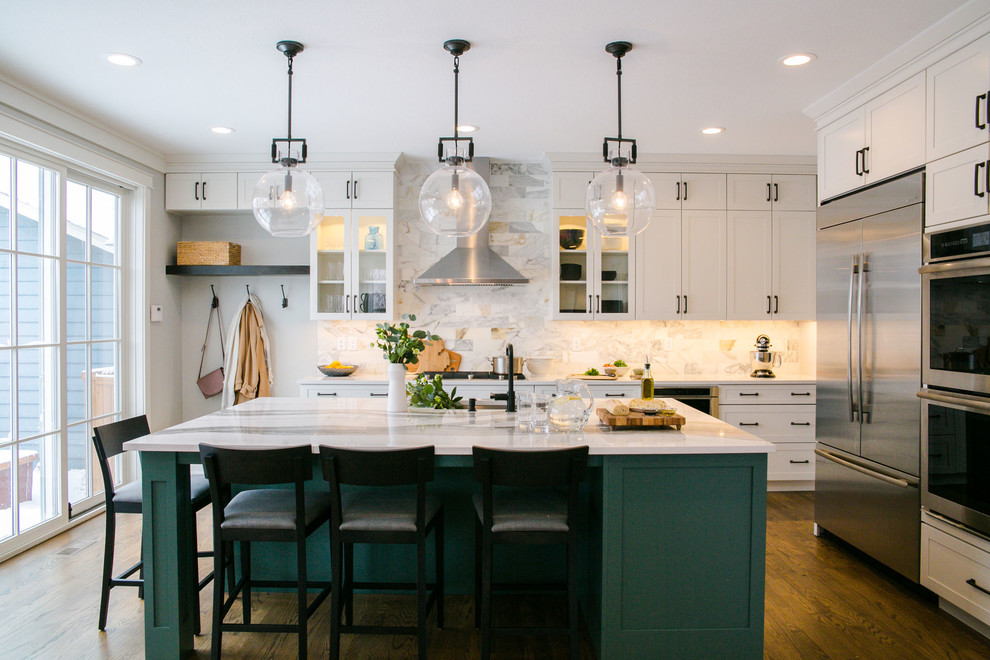 Exempel på ett stort klassiskt vit linjärt vitt kök och matrum, med en undermonterad diskho, skåp i shakerstil, vita skåp, bänkskiva i kvarts, flerfärgad stänkskydd, stänkskydd i marmor, rostfria vitvaror, mellanmörkt trägolv, en köksö och brunt golv