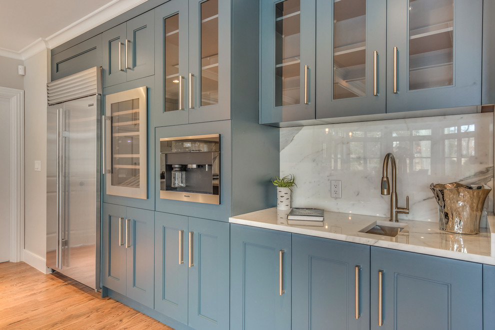Bild på ett mycket stort vintage kök, med en rustik diskho, skåp i shakerstil, blå skåp, marmorbänkskiva, blått stänkskydd, stänkskydd i marmor, rostfria vitvaror, mellanmörkt trägolv och en köksö
