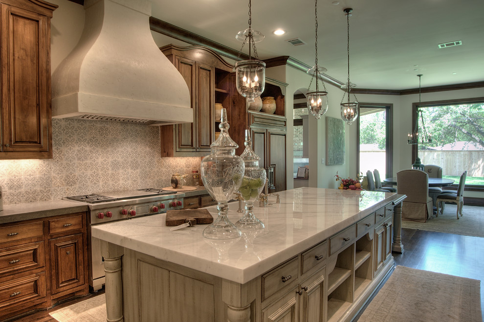 Example of a classic kitchen design in Houston