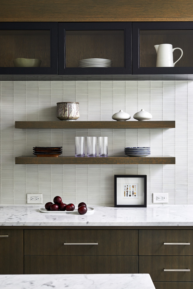Idéer för ett mellanstort modernt vit kök och matrum, med en rustik diskho, släta luckor, grå skåp, marmorbänkskiva, vitt stänkskydd, stänkskydd i glaskakel, rostfria vitvaror, kalkstensgolv, en köksö och grått golv