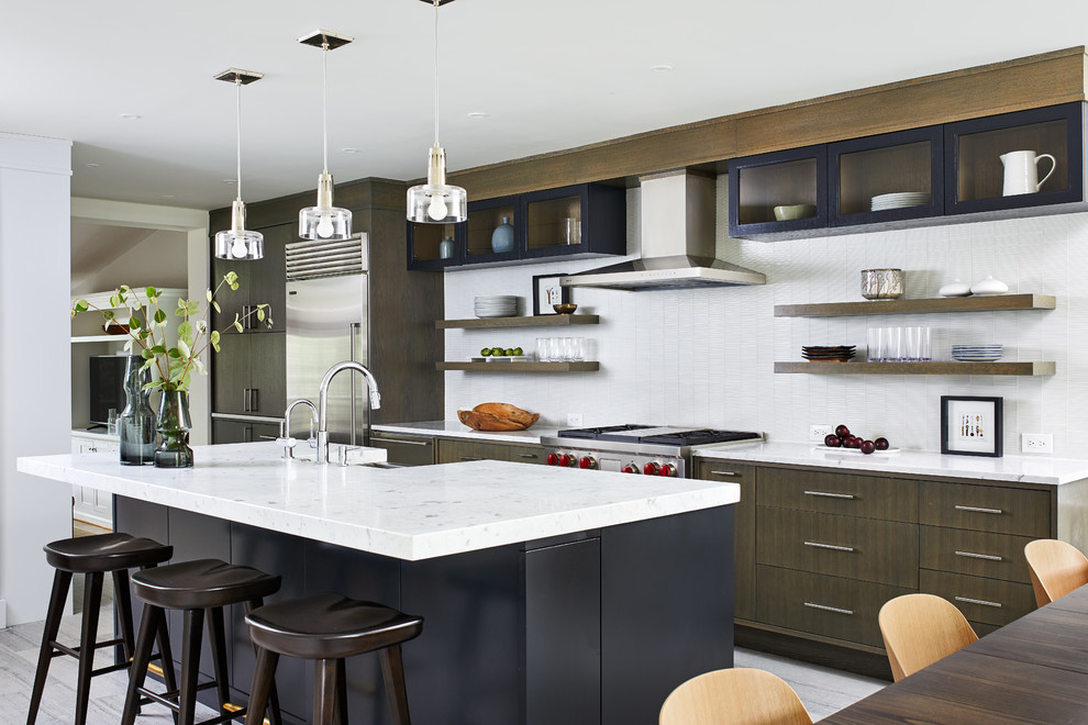 Modern inredning av ett mellanstort vit vitt kök och matrum, med en rustik diskho, släta luckor, grå skåp, marmorbänkskiva, vitt stänkskydd, stänkskydd i glaskakel, rostfria vitvaror, kalkstensgolv, en köksö och grått golv