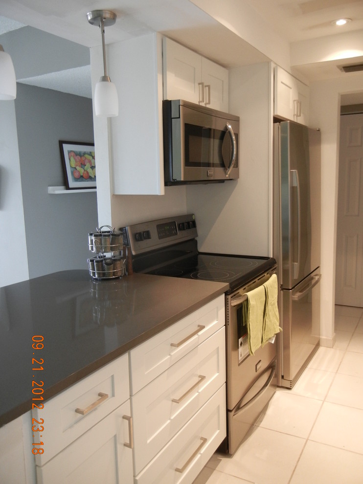 Mid-sized trendy galley eat-in kitchen photo in Miami with an undermount sink, shaker cabinets, white cabinets, quartzite countertops and stainless steel appliances