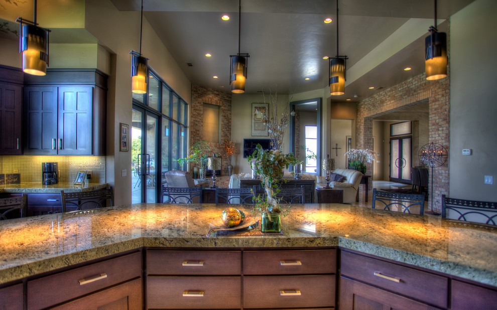 Foto på ett funkis kök, med skåp i shakerstil, skåp i mellenmörkt trä, granitbänkskiva, rostfria vitvaror och en köksö