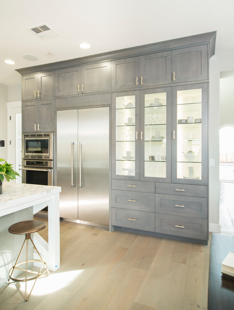 Foto de cocina clásica renovada con armarios estilo shaker y puertas de armario grises