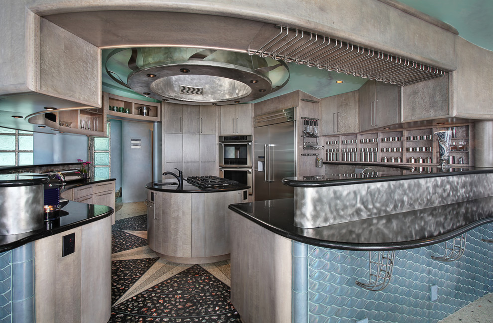 Bild på ett eklektiskt u-kök, med öppna hyllor, rostfria vitvaror och en köksö