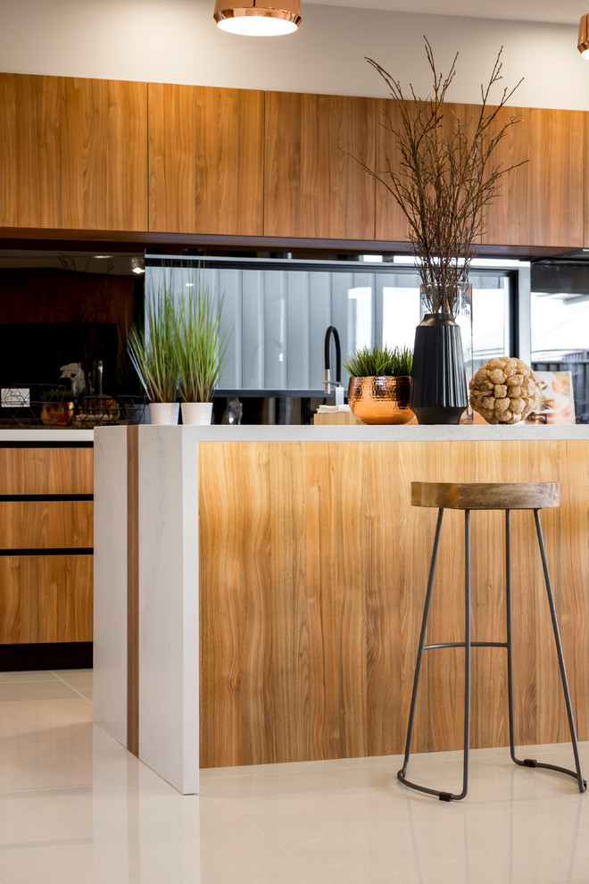 Esempio di una cucina minimalista di medie dimensioni con ante con riquadro incassato, ante in legno scuro, top in superficie solida, paraspruzzi arancione, paraspruzzi a specchio, elettrodomestici da incasso, pavimento con piastrelle in ceramica e pavimento beige