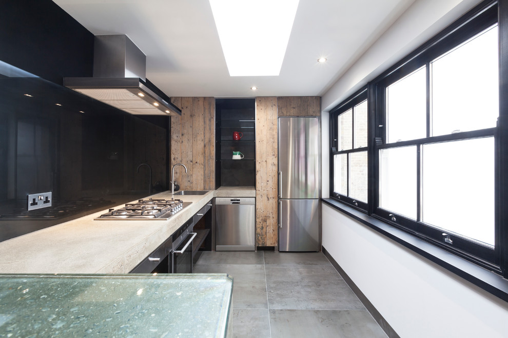 Exempel på ett modernt u-kök, med en undermonterad diskho, öppna hyllor, bänkskiva i betong, svart stänkskydd, glaspanel som stänkskydd, rostfria vitvaror, betonggolv och en halv köksö