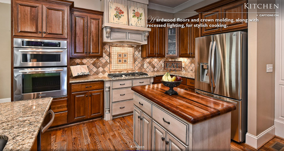Amerikansk inredning av ett stort kök, med en köksö, luckor med upphöjd panel, skåp i mellenmörkt trä, granitbänkskiva, beige stänkskydd, stänkskydd i stenkakel, rostfria vitvaror, en undermonterad diskho och mellanmörkt trägolv