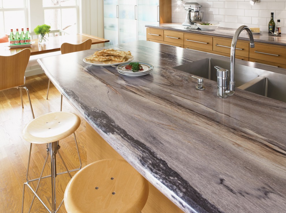 Immagine di una cucina abitabile con paraspruzzi bianco, lavello sottopiano e elettrodomestici in acciaio inossidabile