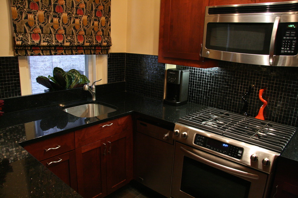 Zweizeilige, Kleine Klassische Küche mit Schrankfronten im Shaker-Stil, hellbraunen Holzschränken, Küchenrückwand in Schwarz, Rückwand aus Glasfliesen und Küchengeräten aus Edelstahl in New York