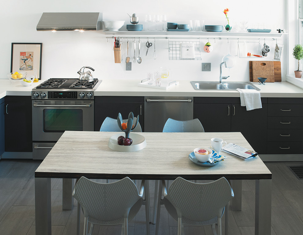 Modelo de cocina comedor actual con fregadero de doble seno, armarios con paneles lisos, electrodomésticos de acero inoxidable y con blanco y negro