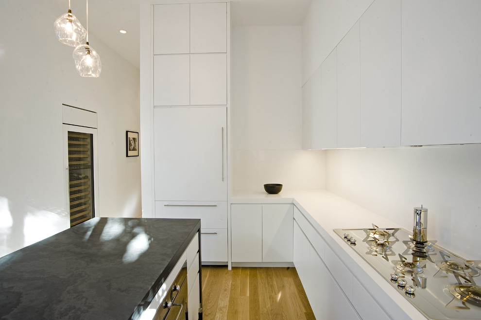 Moderne Küche mit flächenbündigen Schrankfronten und weißen Schränken in San Francisco