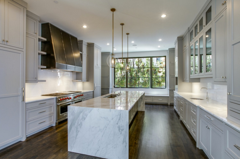 Große Klassische Küche mit Küchenrückwand in Weiß, Küchengeräten aus Edelstahl, dunklem Holzboden und Kücheninsel in Dallas