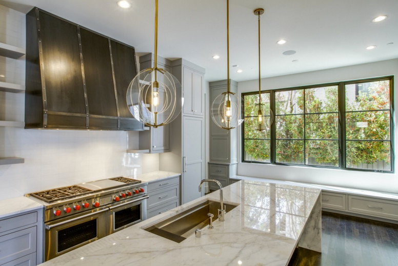 Große Moderne Küche mit Küchenrückwand in Weiß, Küchengeräten aus Edelstahl, dunklem Holzboden und Kücheninsel in Dallas