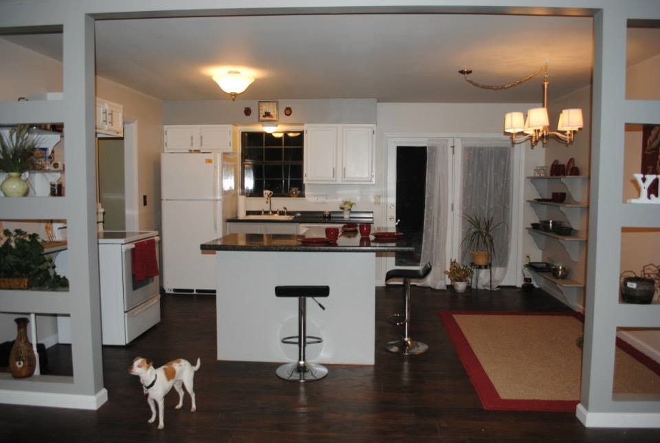 Klassische Wohnküche mit weißen Elektrogeräten und Kücheninsel in Cincinnati