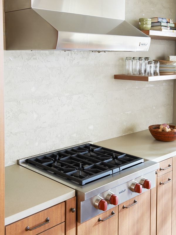 Ejemplo de cocina contemporánea con puertas de armario de madera clara y electrodomésticos de acero inoxidable