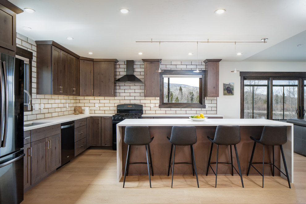 Offene, Mittelgroße Moderne Küche in L-Form mit Schrankfronten im Shaker-Stil, hellbraunen Holzschränken, Rückwand aus Metrofliesen, Kücheninsel und weißer Arbeitsplatte in Denver