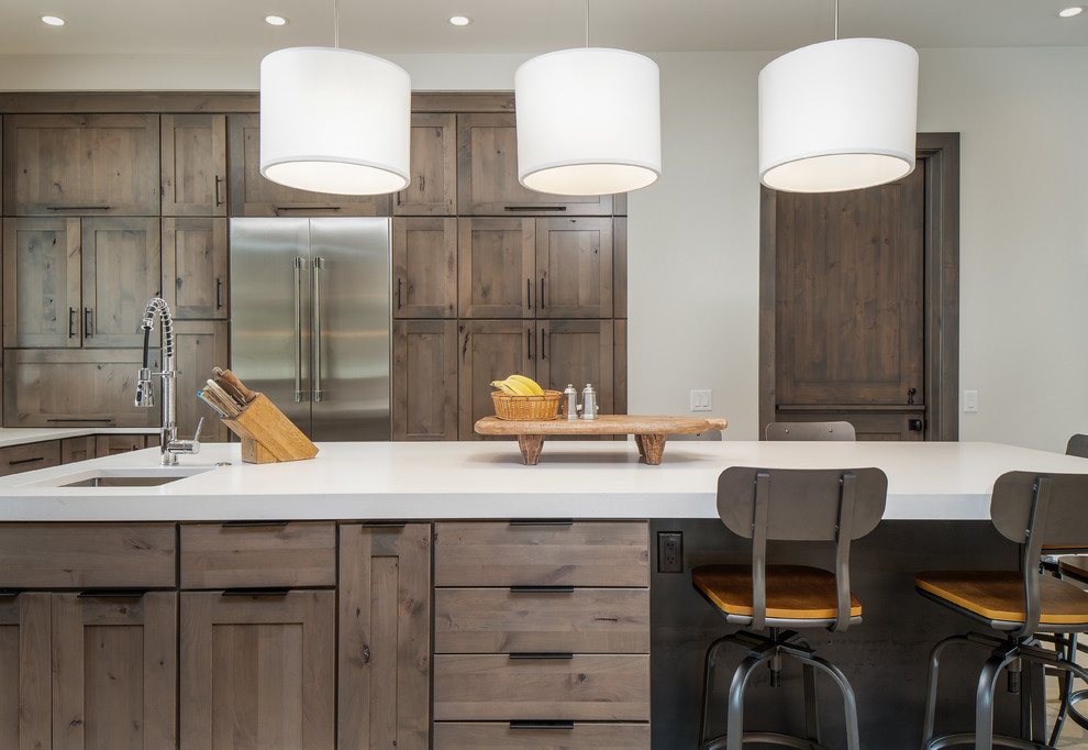 Offene, Große Moderne Küche in U-Form mit Schrankfronten im Shaker-Stil, hellbraunen Holzschränken, Küchengeräten aus Edelstahl und Kücheninsel in Denver