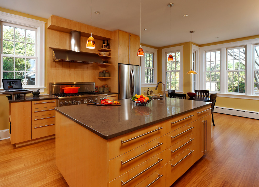 Diseño de cocina moderna con armarios con paneles lisos, encimera de cuarzo compacto y electrodomésticos de acero inoxidable