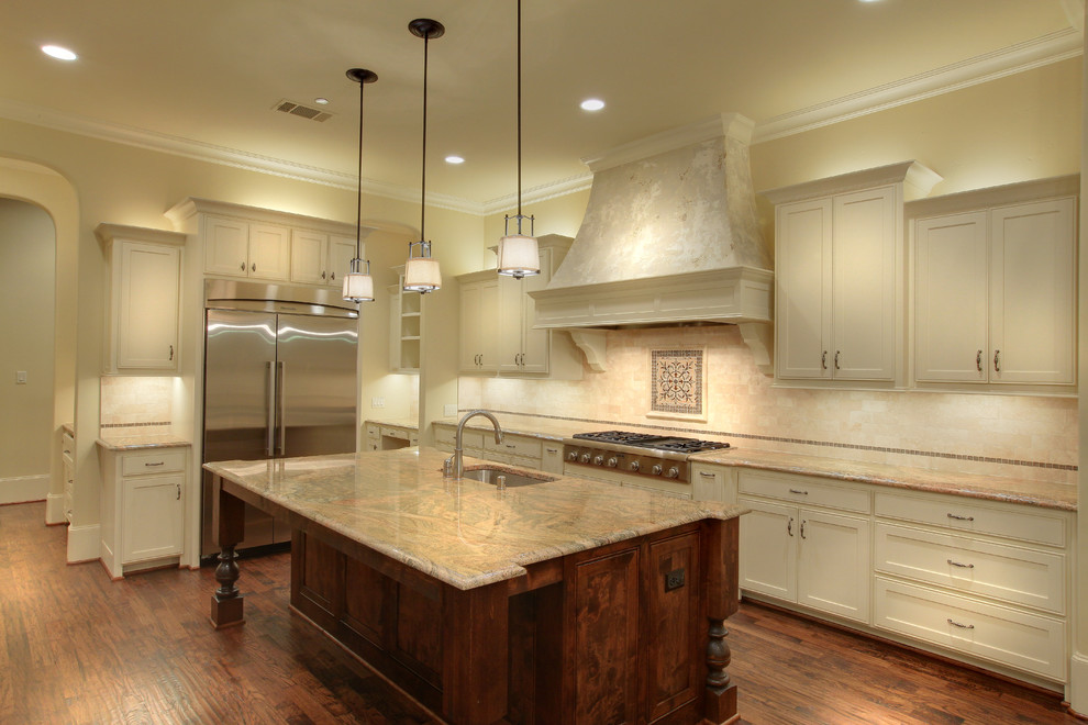 Exempel på ett medelhavsstil kök och matrum, med vita skåp, granitbänkskiva, vitt stänkskydd, rostfria vitvaror, mellanmörkt trägolv och en köksö