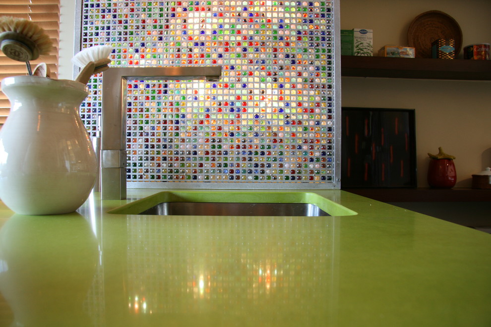 Zweizeilige, Kleine Moderne Küche mit flächenbündigen Schrankfronten, weißen Schränken, bunter Rückwand und Rückwand aus Glasfliesen in New York