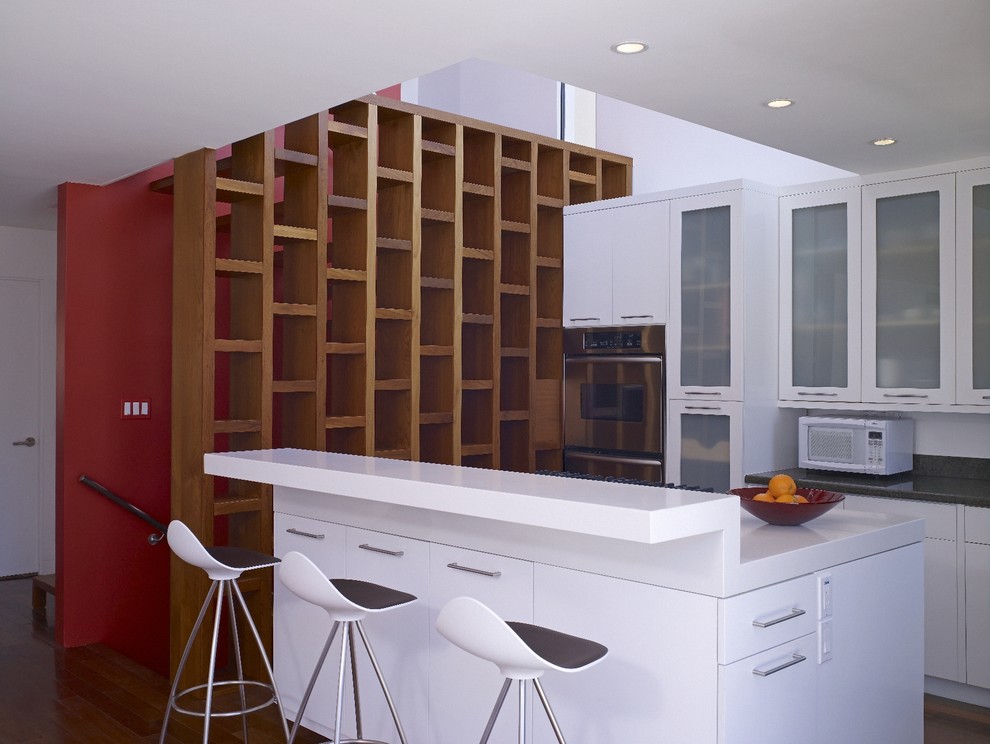 Свежая идея для дизайна: кухня в стиле модернизм с стеклянными фасадами - отличное фото интерьера
