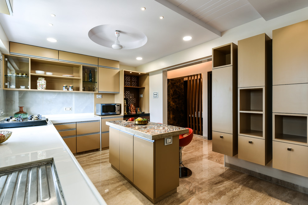 Cette photo montre une cuisine encastrable tendance en L fermée avec un placard à porte plane, des portes de placard marrons, une crédence blanche, îlot et un sol beige.