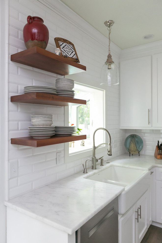 Idéer för ett mellanstort modernt vit kök, med en undermonterad diskho, skåp i shakerstil, vita skåp, vitt stänkskydd, stänkskydd i tunnelbanekakel, rostfria vitvaror, mellanmörkt trägolv, en köksö och brunt golv