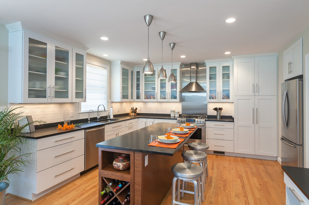 ワシントンD.C.にあるコンテンポラリースタイルのおしゃれなキッチン (シルバーの調理設備、ステンレスのキッチンパネル) の写真