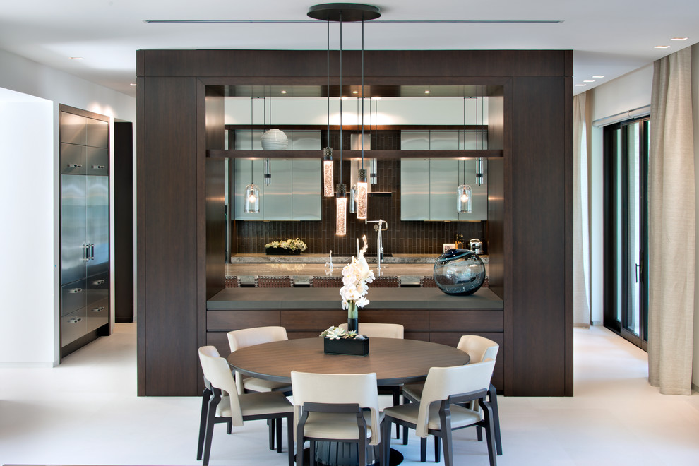 Immagine di una grande sala da pranzo aperta verso la cucina contemporanea con pavimento in travertino e pavimento bianco