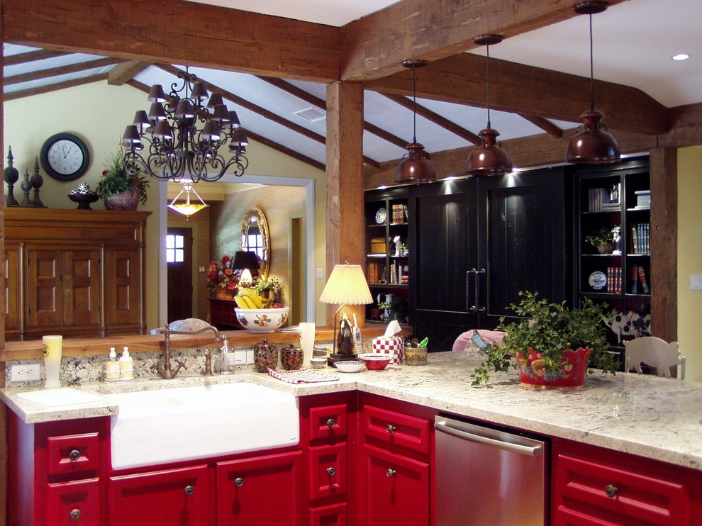 Idéer för ett rustikt vit kök, med en rustik diskho, röda skåp, granitbänkskiva, rostfria vitvaror, mörkt trägolv, en köksö och brunt golv