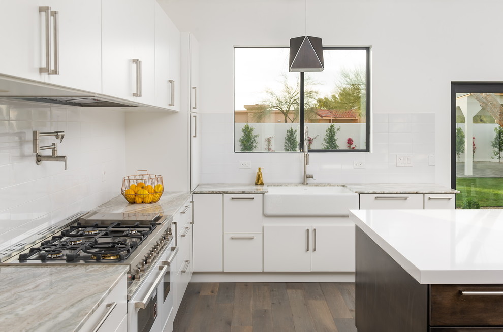 Moderne Küche mit flächenbündigen Schrankfronten und Kücheninsel in Phoenix