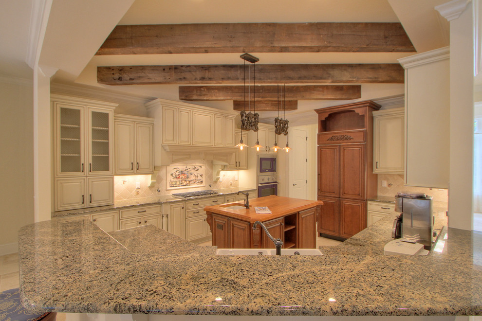 Cette photo montre une grande cuisine craftsman avec un plan de travail en granite et îlot.