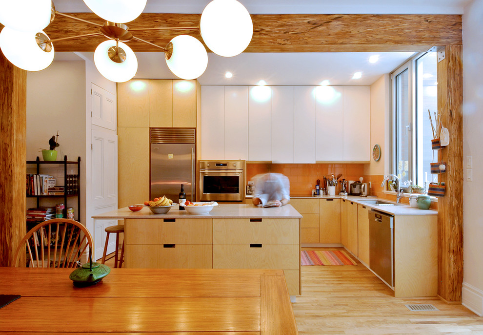 Exempel på ett mellanstort modernt vit vitt kök, med en dubbel diskho, släta luckor, skåp i ljust trä, granitbänkskiva, färgglada vitvaror, ljust trägolv, en köksö, beiget golv, orange stänkskydd och stänkskydd i keramik