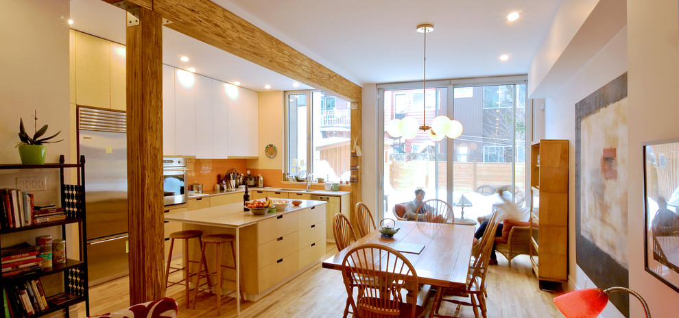 Ispirazione per una sala da pranzo aperta verso il soggiorno contemporanea di medie dimensioni con parquet chiaro, pavimento beige e pareti bianche