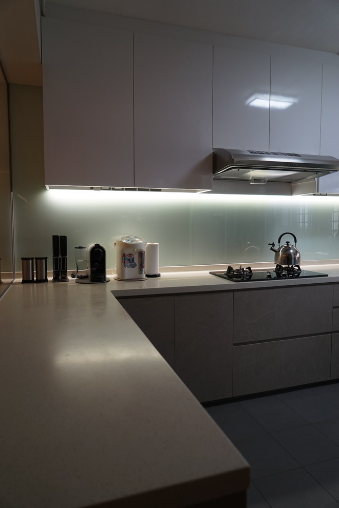 Стильный дизайн: п-образная кухня среднего размера в современном стиле с серыми фасадами и столешницей из кварцита - последний тренд
