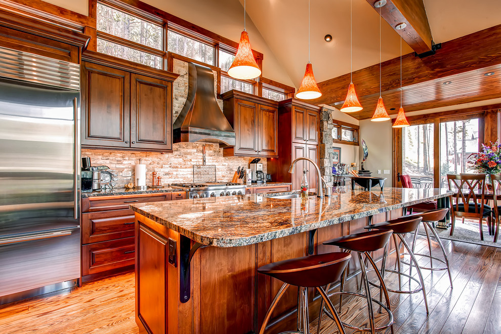 Zweizeilige Klassische Küche mit Granit-Arbeitsplatte, Küchengeräten aus Edelstahl und Rückwand aus Travertin in Denver