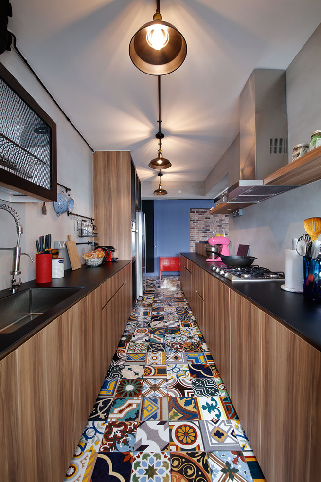 Exempel på ett klassiskt kök, med en undermonterad diskho, släta luckor, bruna skåp, grått stänkskydd och flerfärgat golv