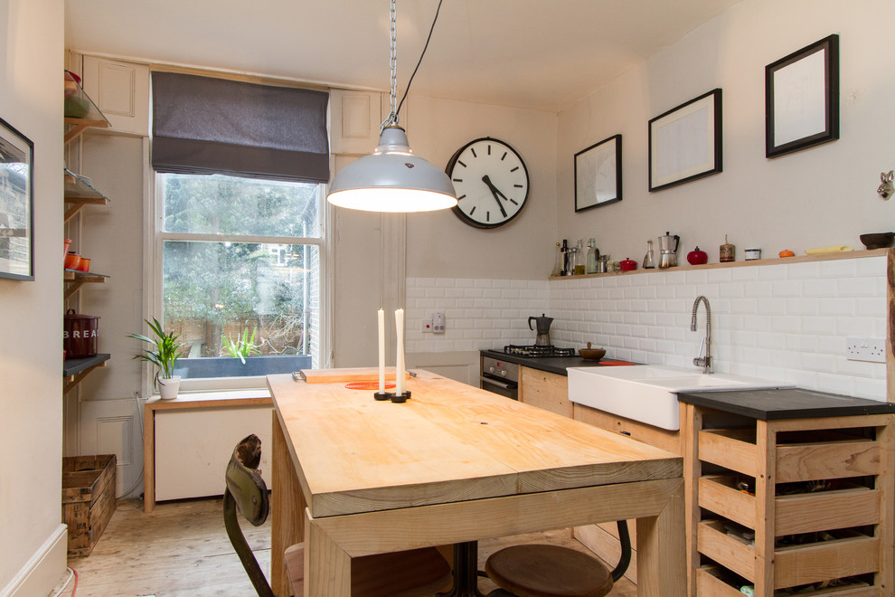 Imagen de cocina vintage con salpicadero de azulejos tipo metro y fregadero sobremueble