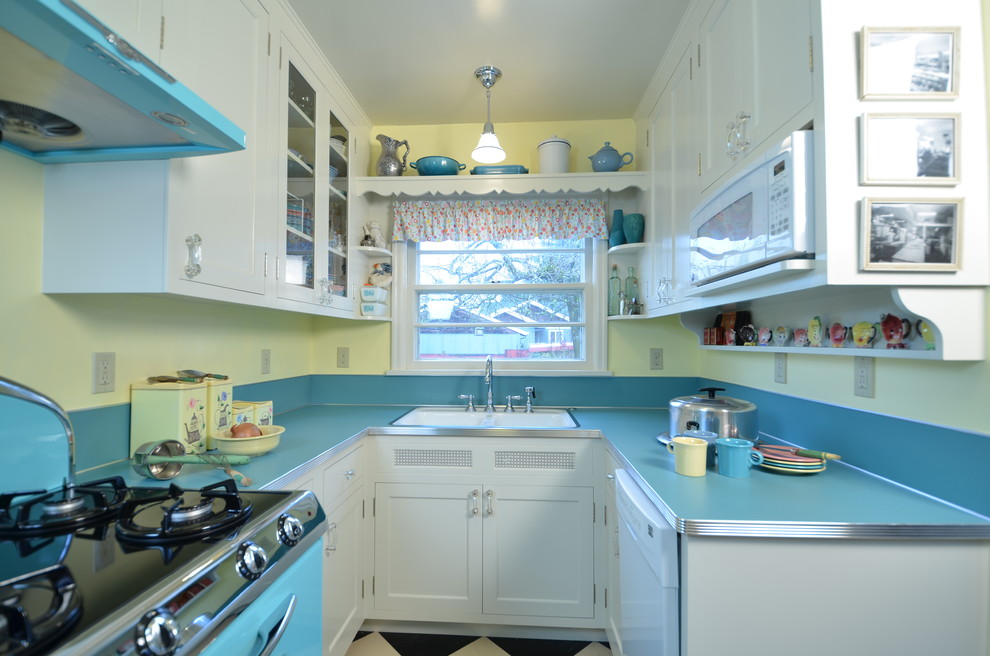 Idee per una piccola cucina ad U classica chiusa con lavello da incasso, ante in stile shaker, ante bianche, top in laminato, paraspruzzi blu, elettrodomestici colorati e pavimento in linoleum