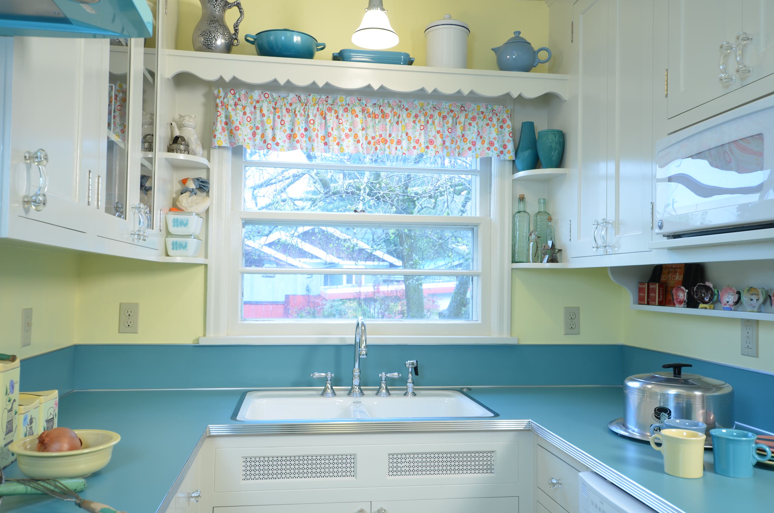 A Turquoise Kitchen brings back the invention of a refreshing color during  the 1950s. Turquoise hue has definitely find its way back into…